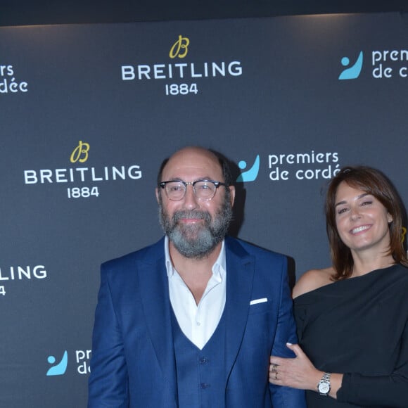 Et semblait ravi d'être à ses côtés. 
Kad Merad et sa femme Julia Vignali - Dîner de charité Breitling à la Samaritaine pour l'association "Premiers de Cordée" à Paris le 4 avril 2024.