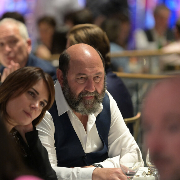 Kad Merad et sa femme Julia Vignali - Dîner de charité Breitling à la Samaritaine pour l'association "Premiers de Cordée" à Paris le 4 avril 2024.