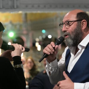 Kad Merad et la chanteuse Anne Sila - Dîner de charité Breitling à la Samaritaine pour l'association "Premiers de Cordée" à Paris le 4 avril 2024.