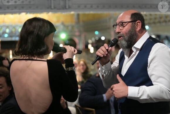 Kad Merad et la chanteuse Anne Sila - Dîner de charité Breitling à la Samaritaine pour l'association "Premiers de Cordée" à Paris le 4 avril 2024.