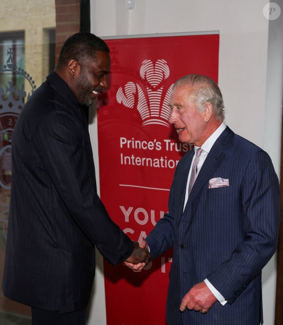 Le roi Charles serre la main d'Idris Elba à Londres le 18 octobre 2023. Photo by Adrian Dennis/PA Wire/ABACAPRESS.COM