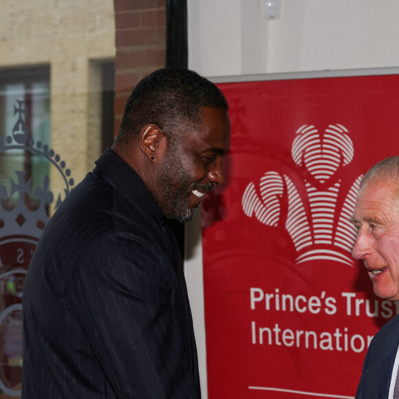 Le roi Charles serre la main d'Idris Elba à Londres le 18 octobre 2023. Photo by Adrian Dennis/PA Wire/ABACAPRESS.COM