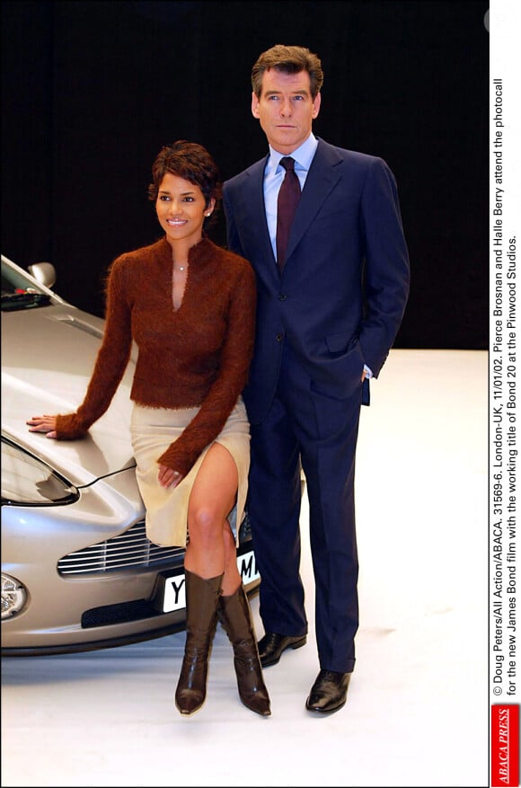 Pierce Brosnan et Halle Berry le 11 janvier 2002. © Doug Peters/All Action/ABACA.