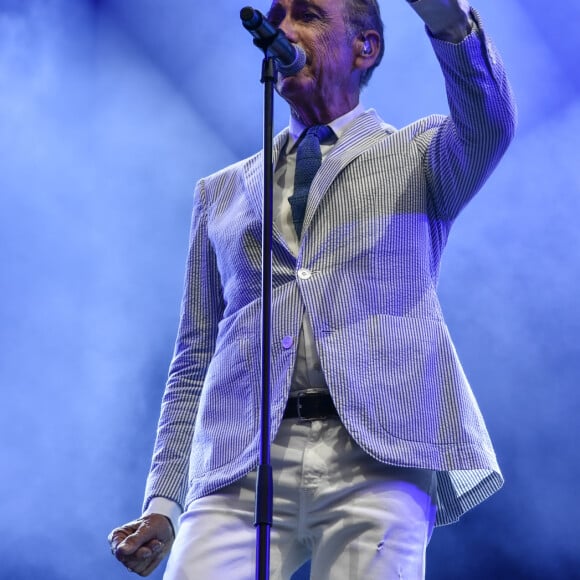 Alain Chamfort en concert lors de la 15ème édition du Grand Pruneau Show à Agen le 1er septembre 2019. © Thierry Breton/Panoramic/Bestimage  Alain Chamfort in concert at the 15th Grand Pruneau Show in Agen on September 1st, 2019.