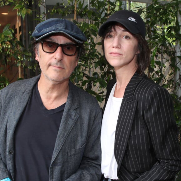 Yvan Attal et sa compagne Charlotte Gainsbourg - Célébrités aux Internationaux de France de Tennis de Roland Garros 2023 - Jour 13 à Paris le 09 Juin 2023. © Bertrand Rindoff / Bestimage