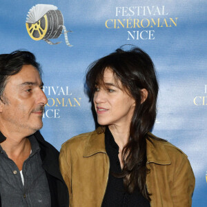 Yvan Attal et sa compagne Charlotte Gainsbourg durant la soirée d'ouverture de la 1ere éditon du Festival Ciné Roman à Nice le 23 octobre 2019.