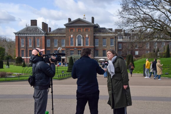 Les médias se rassemblent devant le palais de Kensington après l'annonce que Kate Middleton, princesse de Galles, est atteinte d'un cancer - Londres le 23 mars 2024 © Vuk Valcic/ZUMA Press Wire)