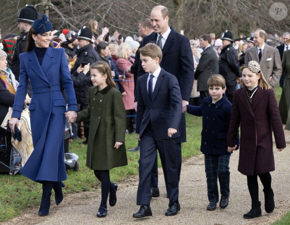 Le prince William, prince de Galles, et Catherine (Kate) Middleton, princesse de Galles, avec leurs enfants le prince George de Galles, la princesse Charlotte de Galles et le prince Louis de Galles à Sandringham le 25 décembre 2023