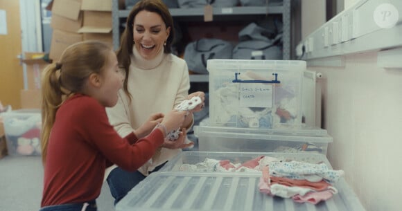 Catherine (Kate) Middleton, princesse de Galles, et ses enfants, le prince George de Galles, la princesse Charlotte de Galles, et le prince Louis de Galles, aident à préparer des sacs-cadeaux de Noël pour des familles au seuil de la pauvreté © JLPPA