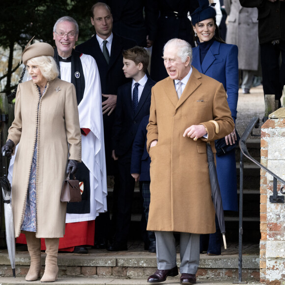 Le roi Charles III d'Angleterre et Camilla Parker Bowles, reine consort d'Angleterre, le prince William, prince de Galles, et Catherine (Kate) Middleton, princesse de Galles, avec leurs enfants le prince George de Galles, la princesse Charlotte de Galles et le prince Louis de Galles à Sandringham le 25 décembre 2023