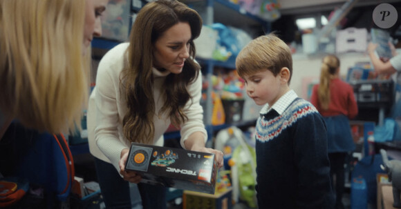 Kate Middleton, princesse de Galles, et ses enfants, le prince George de Galles, la princesse Charlotte de Galles, et le prince Louis de Galles, aident à préparer des sacs-cadeaux de Noël pour des familles au seuil de la pauvreté.