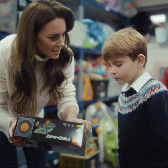 Kate Middleton, princesse de Galles, et ses enfants, le prince George de Galles, la princesse Charlotte de Galles, et le prince Louis de Galles, aident à préparer des sacs-cadeaux de Noël pour des familles au seuil de la pauvreté.