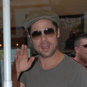 Brad Pitt devant des bagels à New York le 24 août 2007. Photo par Antoine Cau/ABACAPRESS.COM