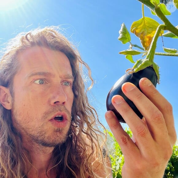 Il montre d'ailleurs régulièrement sur ses réseaux sociaux sa passion pour les légumes qu'il fait pousser.©Instagram jdoreofficiel