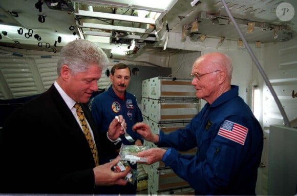 Bill Clinton se prépare à utiliser une fourchette pour goûter de la nourriture spatiale lors de sa visite au Johnson Space Center (JSC) de la NASA, le 14 avril 1998. Photo prise par Joe McNally, National Geographic pour la NASA via CNP/ABACAPRESS.COM