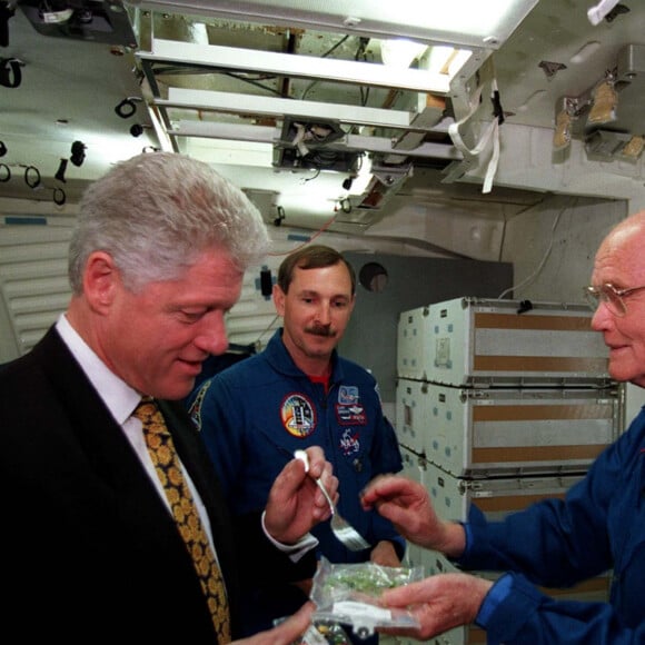 Bill Clinton se prépare à utiliser une fourchette pour goûter de la nourriture spatiale lors de sa visite au Johnson Space Center (JSC) de la NASA, le 14 avril 1998. Photo prise par Joe McNally, National Geographic pour la NASA via CNP/ABACAPRESS.COM
