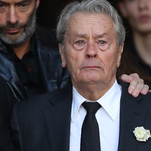 Il "ne fera pas appel de la décision rendue à la suite de l'audience du 4 avril 2024."
Alain Delon et son fils Anthony Delon - Sorties des obsèques de Mireille Darc en l'Église Saint-Sulpice à Paris. Le 1er septembre 2017 