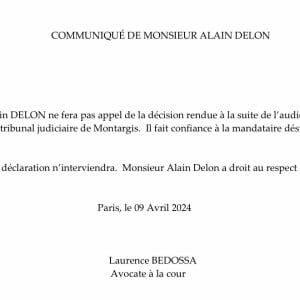 Dans un communiqué partagé sur X, anciennement Twitter.
Communiqué de l'avocate d'Alain Delon, X (anciennement Twitter).