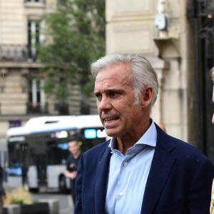 Paul Belmondo et sa femme Luana - Mariage de Claude Lelouch à la mairie du 18e à Paris. Le 17 juin 2023.