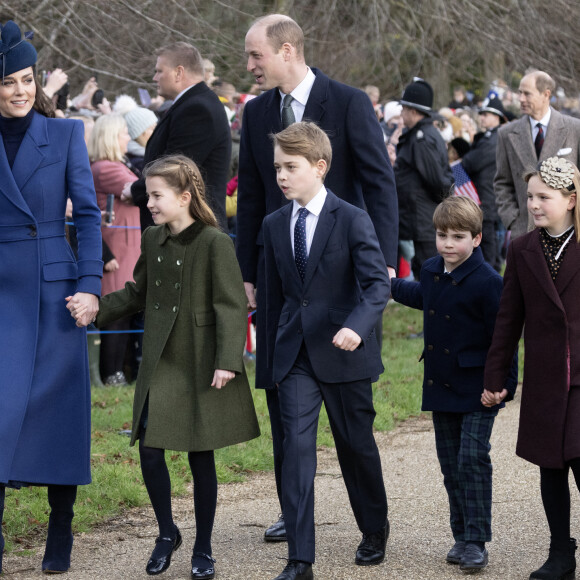 Le prince William, prince de Galles, et Catherine (Kate) Middleton, princesse de Galles, avec leurs enfants le prince George de Galles, la princesse Charlotte de Galles et le prince Louis de Galles - Messe de Noël de Sandringham le 25 décembre 2023