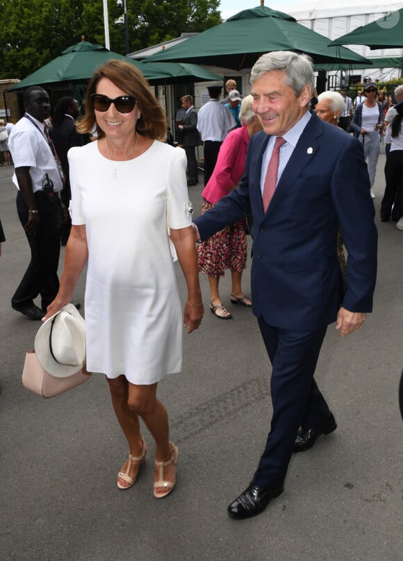 Puisque la femme en question n'est autre que Carole Middleton, sa belle-mère !
Carole Middleton et son mari Michael Middleton lors du tournoi de Wimbledon 2019 à Londres, Royaume Uni, le 3 juillet 2019. 