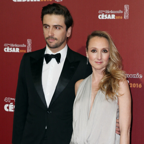 Les hommes suspectés d'avoir cambriolé la maison d'Audrey Lamy sont d'origine italo-bosniaque.
Audrey Lamy enceinte et son compagnon Thomas Sabatier - Photocall lors de la 41ème cérémonie des Cesar au théâtre du Châtelet à Paris. © Borde-Jacovides/Bestimage 