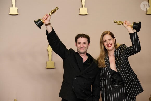 Arthur Harari, Justine Triet (Oscar du meilleur scénario pour Anatomie d'une chute) - Photocall des lauréats (Press Room) de la 96ème cérémonie des Oscars au Dolby Theater à Hollywood le 10 mars 2024.