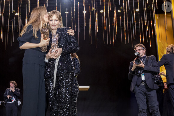 Sandra Hüller, César de la meilleure actrice pour Anatomie d'une chute" et Justine Triet, César de la meilleure réalisation Pour "Anatomie D'une Chute", César du meilleur scénario original Pour "Anatomie D'une Chute", César du meilleur film Pour "Anatomie D'une Chute" - 49ème édition de la cérémonie des César à l'Olympia à Paris le 23 février 2024 © Dominique Jacovides / Olivier Borde / Bestimage 