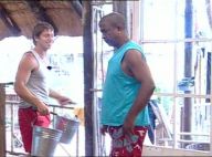 La Ferme Célébrités en Afrique : Regardez Mickaël parodier la nouvelle chanson de David pendant que Kelly... est toujours aussi sotte !