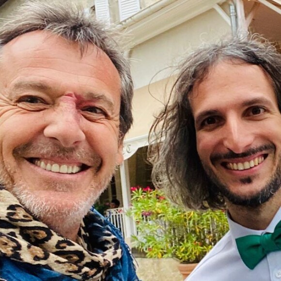 Il en a profité pour donner des nouvelles de sa fille, désormais âgée de deux ans et demi
Jean-Luc Reichmann pose aux côtés de Xavier (ancien candidat des 12 coups de midi) le jour de son mariage le 18 juillet 2020.