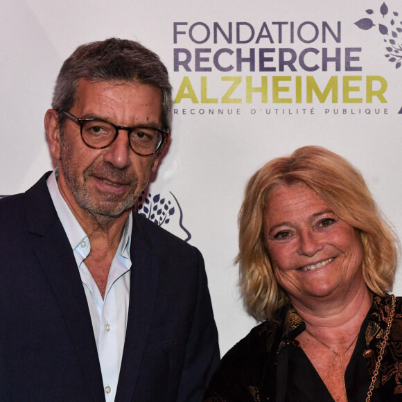 Michel Cymès, a co-présenté pendant deux décennies la quotidienne en compagnie de Marina Carrère d'Encausse.

Marina Carrère d'Encausse, Michel Cymes lors du Gala des 20 ans de la Fondation Recherche Alzheimer qui s'est tenu à l'Olympia à Paris, France le 18 mars 2024. Photo par Christophe Meng / ABACAPRESS.COM