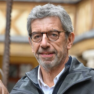 Michel Cymès se montre particulièrement inquiet 
Michel Cymes lors de la 163e vente aux enchères des vins des Hospices de Beaune à Beaune, France, le 19 novembre 2023. Photo par Julien Reynaud/APS-Medias/ABACAPRESS.COM