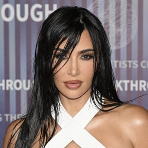 Présente avec sa mère Kris Jenner, Kim Kardashian a opté pour une robe blanche ultra-moulante et un maquillage smoky fumé noir.
Kim Kardashian à la 10e cérémonie du Breakthrough Prize le 13 avril 2024 à Los Angeles.