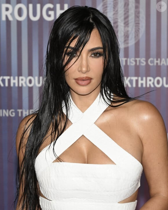Présente avec sa mère Kris Jenner, Kim Kardashian a opté pour une robe blanche ultra-moulante et un maquillage smoky fumé noir.
Kim Kardashian à la 10e cérémonie du Breakthrough Prize le 13 avril 2024 à Los Angeles.