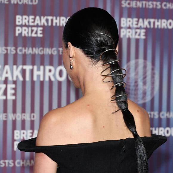 Elle avait opté pour une coiffure futuriste.
Katy Perry à la 10e cérémonie du Breakthrough Prize le 13 avril 2024 à Los Angeles.