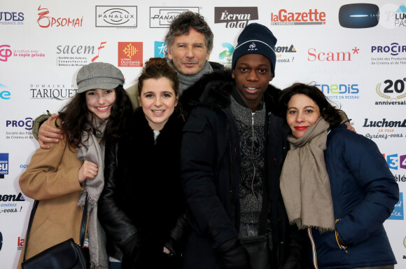 L'équipe de la série "Les Bracelets Rouges", Esther Valding, Louna Espinosa, Azize Diabaté Abdoulaye, Cécile Rebboah, Nicolas Cuche et la productrice Véronique Marchat - 20ème anniversaire du Festival des Créations Télévisuelles de Luchon, France, le 8 février 2018. © Patrick Bernard/Bestimage