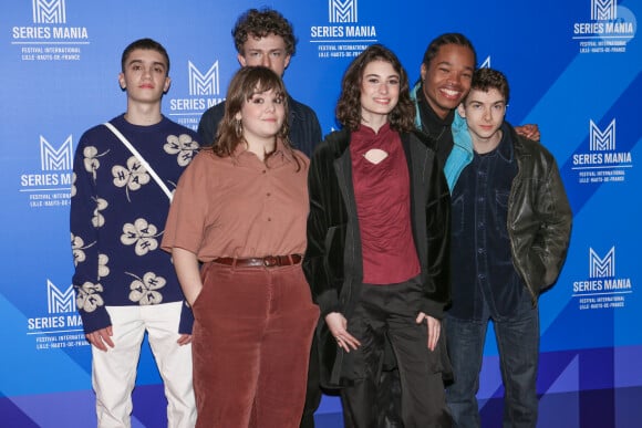 Un problème de santé similaire à celui d'Emma.
L'équipe de la saison 3 de la série "Bracelets Rouges", Léo Lorléac' h, Noé Wodecki, Kali Boisson, Noah Déric, Maxime Pipet et Juliette Lamboley - Photocall de la série "Bracelets Rouges" au Series Mania Festival à Lille, France, le 22 mars 2023. Série hospitalière, tirée de l'histoire vraie d'Albert Espinosa, les héros ne sont pas les médecins, mais les jeunes patients. Ils sont hébergés dans un hôpital près d'Arcachon. © Stéphane Vansteenkiste/Bestimage