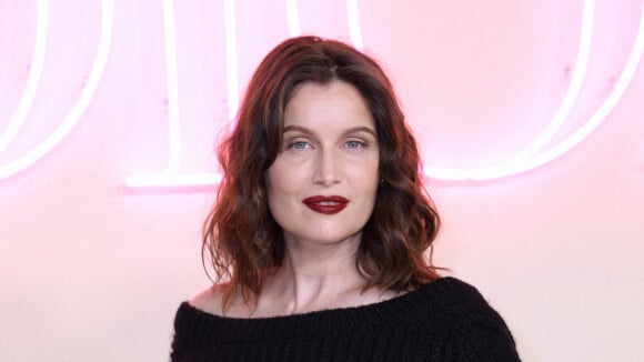 PHOTOS Laetitia Casta à New York : Rouge à lèvre sensuel, paillettes... L'actrice brille pour Dior, devant Lena Situations, sage et élégante