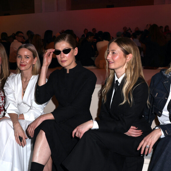 Alexandra Shipp, Naomi Watts, sa fille Kai, Rosamund Pike, Alba Rohrwacher, et Diane Kruger - Défilé Automne-Hiver 2024/2025 Christian Dior - Brooklyn Museum, New York City, USA, 15 avril 2024. @ Charles Guerin/ABACAPRESS.COM