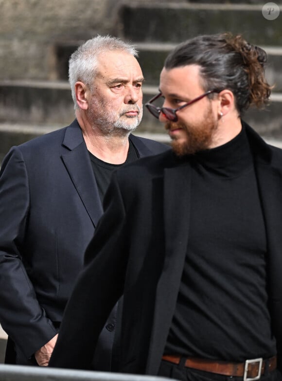 Mais ils sont restés proches et continuent de se soutenir.
Luc Besson et son gendre Guiillaume et fiancé de Shanna - Arrivées aux obsèques de Jean-Yves Le Fur en l'église Saint-Roch à Paris, le 6 avril 2024. 