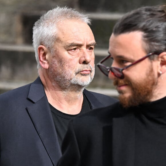Mais ils sont restés proches et continuent de se soutenir.
Luc Besson et son gendre Guiillaume et fiancé de Shanna - Arrivées aux obsèques de Jean-Yves Le Fur en l'église Saint-Roch à Paris, le 6 avril 2024. 