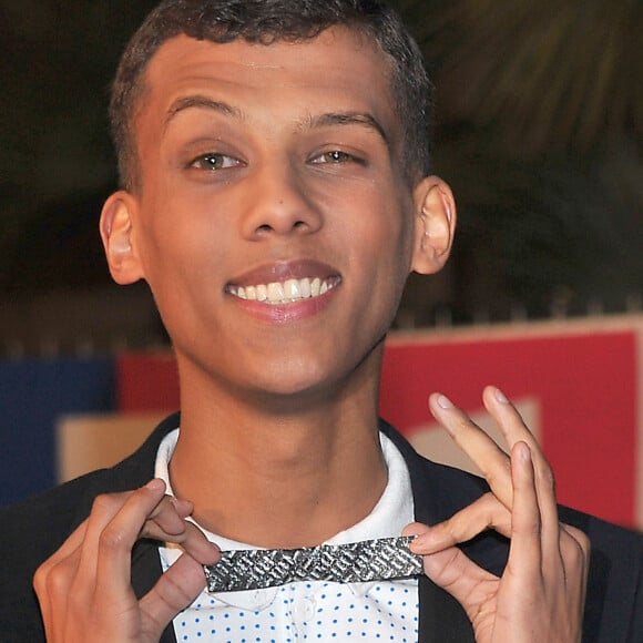 Puisque le chanteur a le sourire sur la photo.
Stromae à Cannes, 2011.