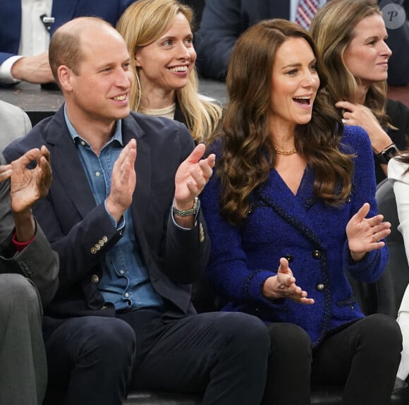 Le prince William, prince de Galles, et Catherine (Kate) Middleton, princesse de Galles, assistent au match de NBA "Boston Celtics - Miami Heat" au TD Garden à Boston, le 30 novembre 2022. 