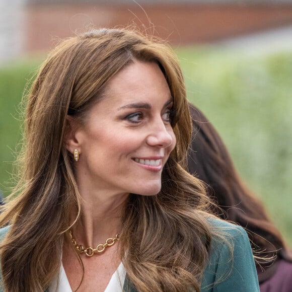 La posture, et même le fond...
Catherine (Kate) Middleton, princesse de Galles, va visiter l'usine textile familiale "AW Hainsworth" à Leeds, le 26 septembre 2023.