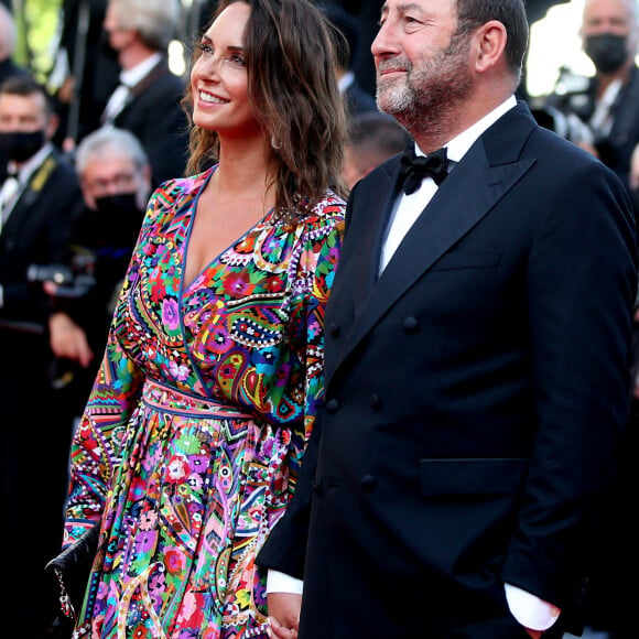 Kad Merad et sa compagne Julia Vignali - Montée des marches du film « OSS 117 : Alerte rouge en Afrique Noire » lors du 74ème Festival International du Film de Cannes. Le 17 juillet 2021 © Borde-Jacovides-Moreau / Bestimage