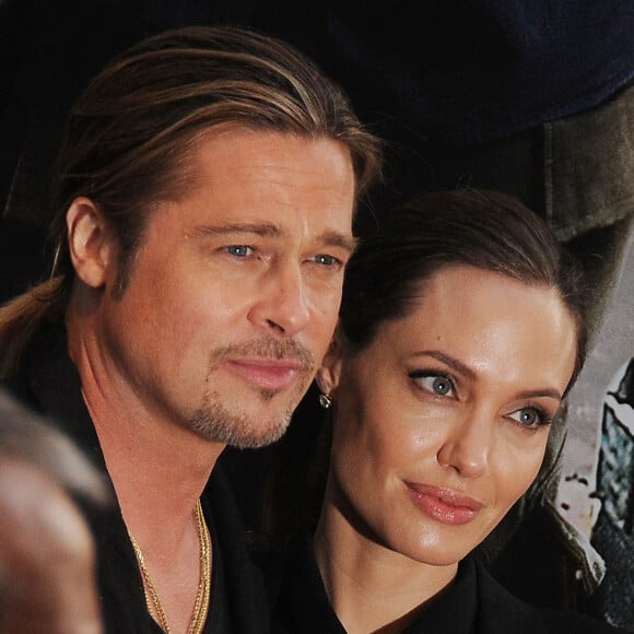 Selon des documents certifiés par les juges, Brad Pitt aurait dépensé 100 millions de dollars pour aider son ex-femme.
Brad Pitt et Angelina Jolie à l'arrivée pour l'avant-première du film "World War Z", à Paris.