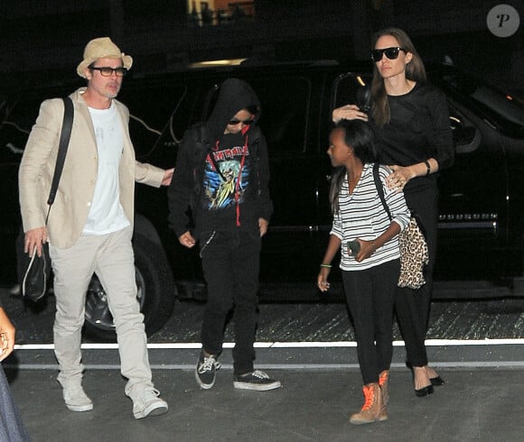 Brad Pitt et Angelina Jolie prennent un avion avec leurs enfants Maddox et Zahara à l'aéroport de LAX à Los Angeles. Le 6 juin 2014.