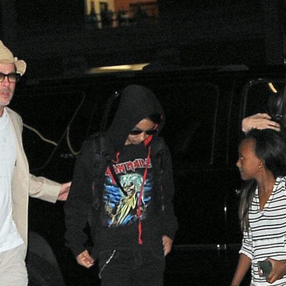 Brad Pitt et Angelina Jolie prennent un avion avec leurs enfants Maddox et Zahara à l'aéroport de LAX à Los Angeles. Le 6 juin 2014.