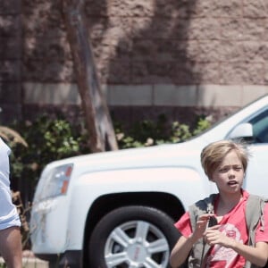 Brad Pitt et Angelina Jolie font du shopping avec leurs enfants Shiloh et Pax à Glendale. Le 10 juillet 2015.