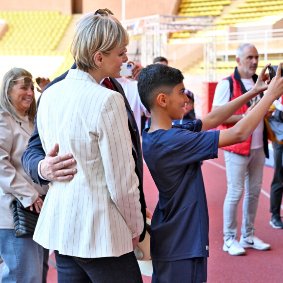 Très amoureux de sa princesse, le fils de Rainier III et de Grace Kelly s'est montré particulièrement affectueux avec son épouse lors de cet événement
Le prince Albert II de Monaco et la princesse Charlene de Monaco ont assisté aux phases finales du 12eme Tournoi Sainte Devote au stade Louis II de Monaco, le 20 avril 2024.